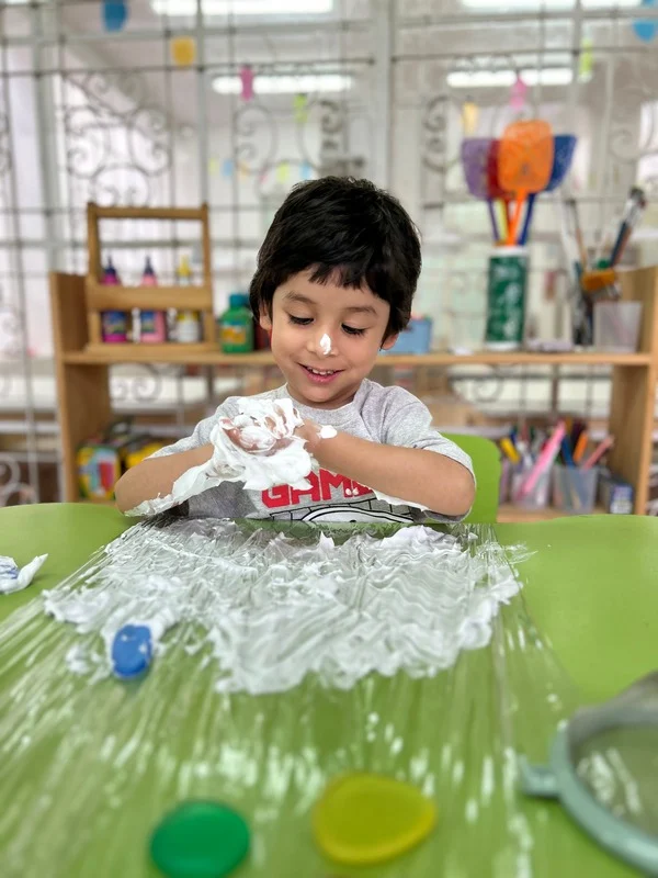 Exploración sensorial - niño jugando con espuma